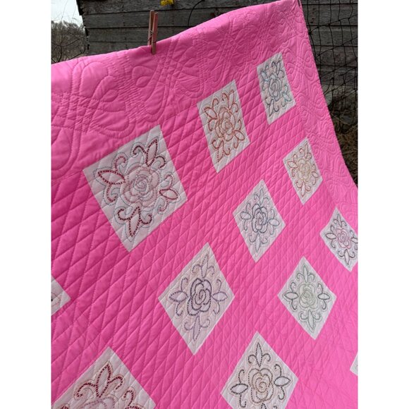 Vintage 60's Fluorescent Pink Quilt With Embroidered Patchwork 90x68" - Picture 3 of 16